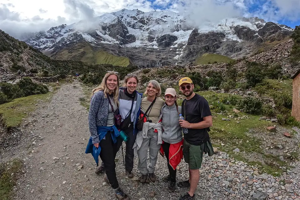 Amigos en la ruta Salkantay rumbo a Machu Picchu en noviembre | TreXperience Amigos en la ruta Salkantay rumbo a Machu Picchu en noviembre | TreXperience