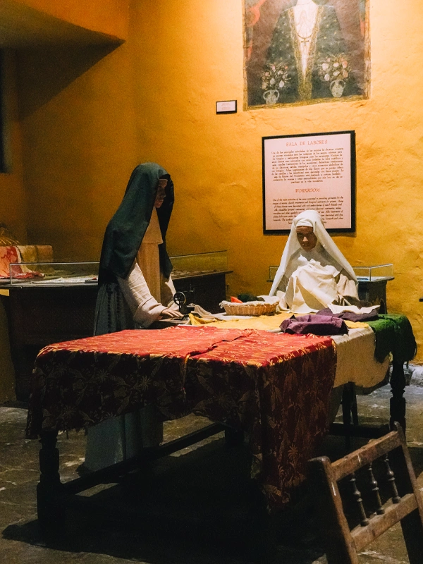 Monjas realizando actividades diarias en convento de santa catalina de Cusco exposicion a escala de monjas de convento santa catalina en cusco | TreXperience