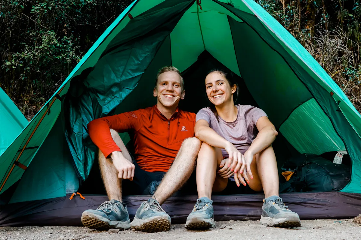 Pareja descansando en una carpa durante el Camino Inca corto | TreXperience