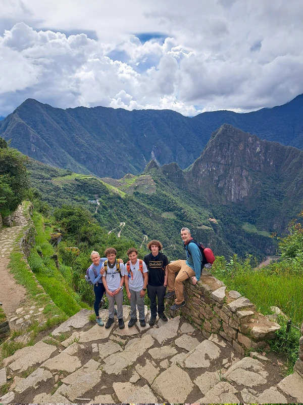 Familia posando en el Camino Inca con Machu Picchu y montañas al fondo | TreXperience