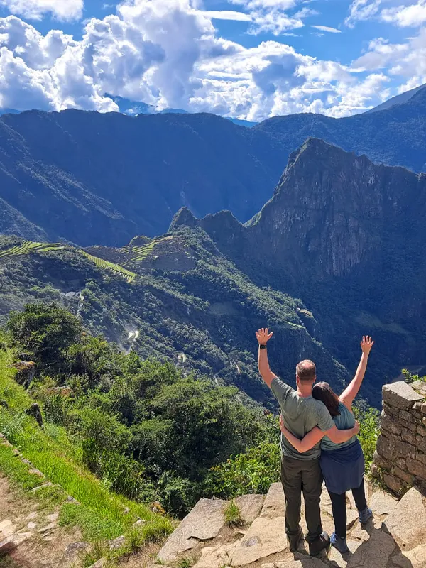 Pareja celebrando en Inti Punku con Machu Picchu y montañas al fondo | TreXperience
