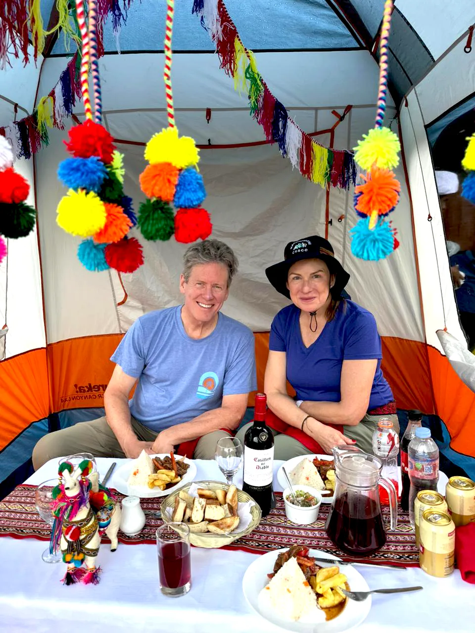 Pareja disfrutando un almuerzo privado en campamento del Camino Inca corto | TreXperience