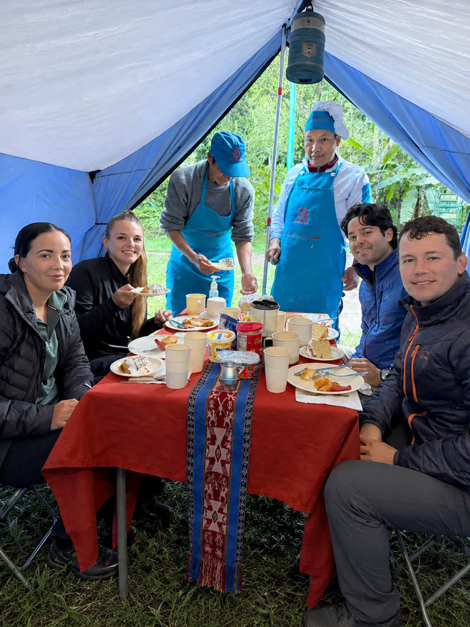 Viajeros compartiendo una comida en el Camino Inca Corto a Machu Picchu | TreXperience