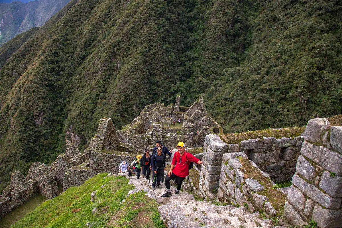 Viajeros subiendo las escalinatas de Wiñay Wayna en el Camino Inca corto | TreXperience
