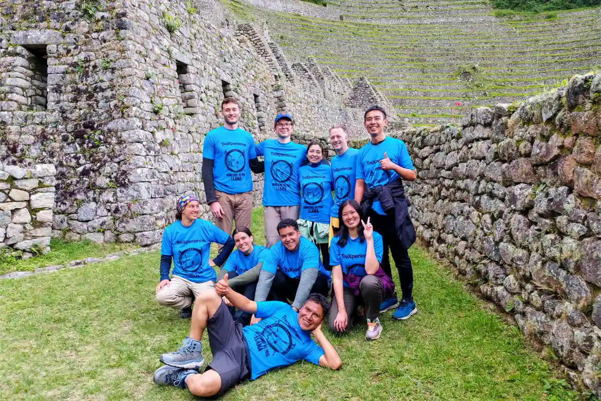Grupo de viajeros en Wiñay Wayna durante el Camino Inca corto | TreXperience