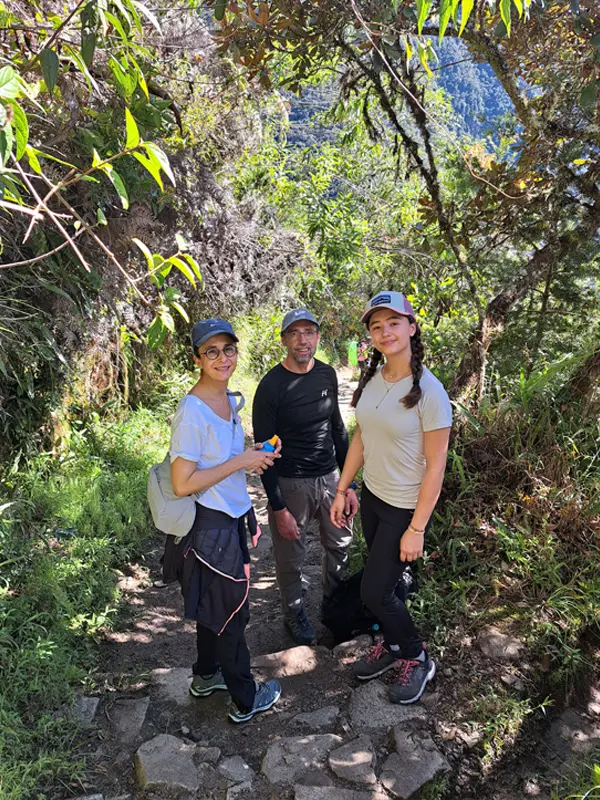 Familia caminando por el Camino Inca corto rodeada de vegetación andina | TreXperience
