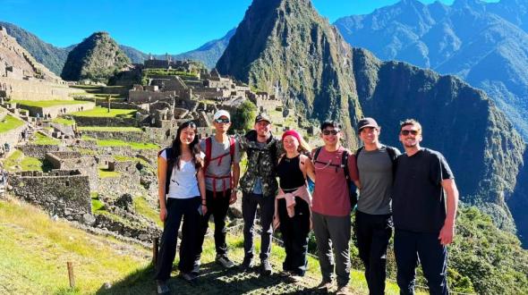 Grupo de personas en Machu Picchu | TreXperience Grupo de personas en Machu Picchu | TreXperience