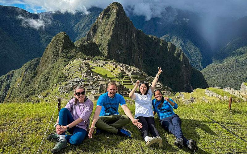 Turistas durante el Tour a Machu Picchu 2 días | TreXperience