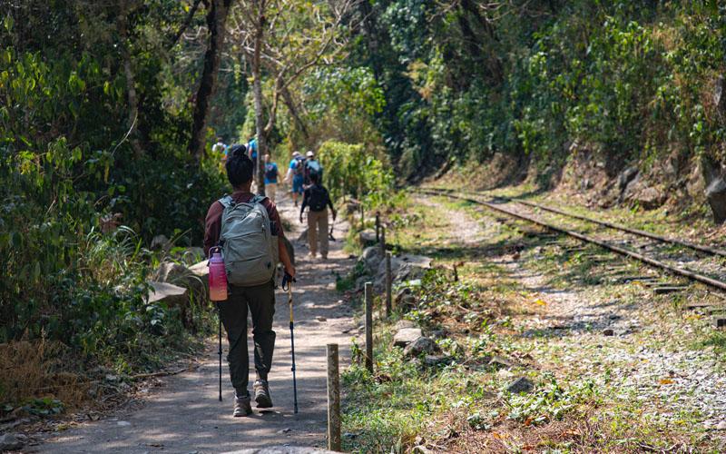 Turista realizando el tour a Machu Picchu en carro hasta Hidroelectrica | TreXperience