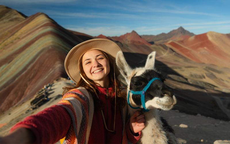 Turista en la montaña de siete colores Cusco