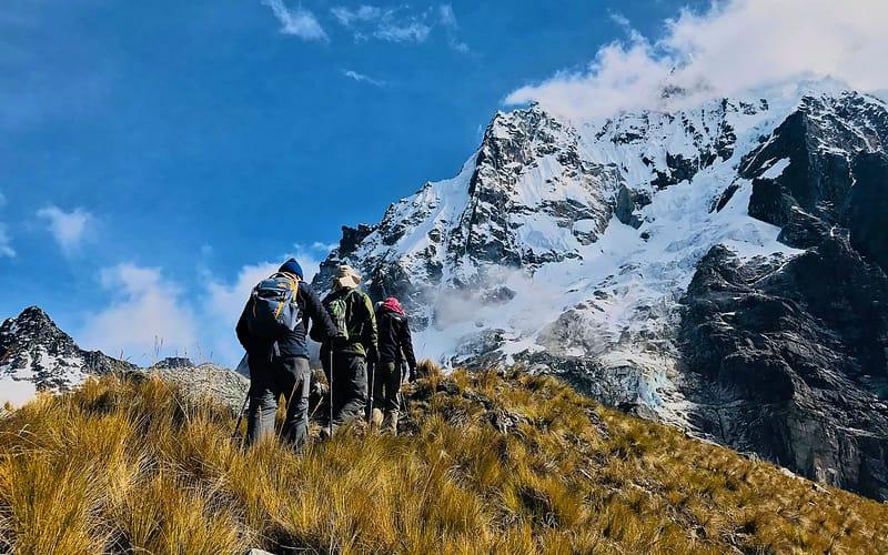 Dos senderistas escalando las faldas del Nevado Salkantay