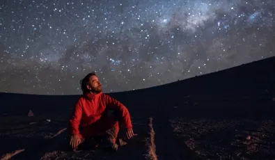 Hombre mirando las estrellas | Mejores lugares para ver las estrellas en Perú | TreXperience