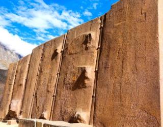 Foto del monumental sector megalitico de Ollantaytambo, visita incluida en el Valle Sagrado y Camino Inca Corto