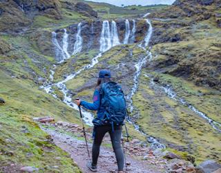 Tourist hiking to the seven waterfalls of Quishuarani | TreXperience