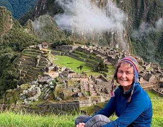 Turista mujer disfrutando de su tiempo en Machu Picchu | TreXperience
