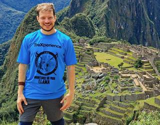 Turista disfrutando de su visita a Machu Picchu | TreXperience