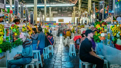 Taking fruit juice in markets in Cusco | TreXperience Taking fruit juice in markets in Cusco | TreXperience