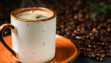 Taza de café peruano y granos de café | TreXperience Taza de café peruano y granos de café | TreXperience