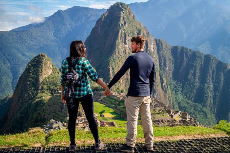 Couple holding hands in Machu Picchu | TreXperience
