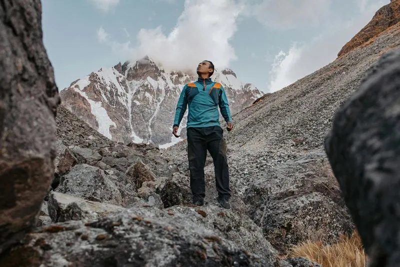 Hombre haciendo trekking - Tours a Ausangate | TreXperience