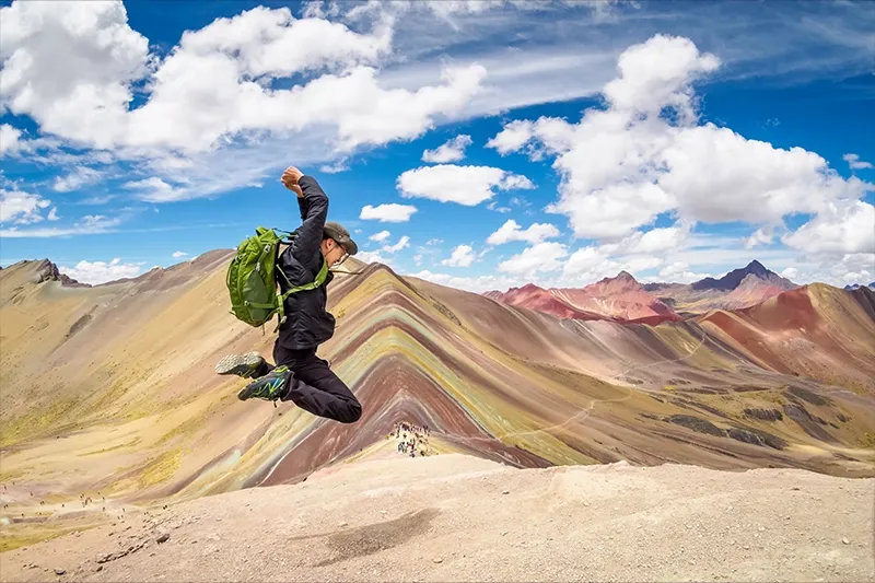 Hombre saltando en la Montaña Arcoiris | TreXperience