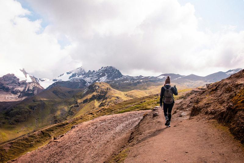 Mujer caminando en Ausangate - Tours a Ausangate y más | TreXperience