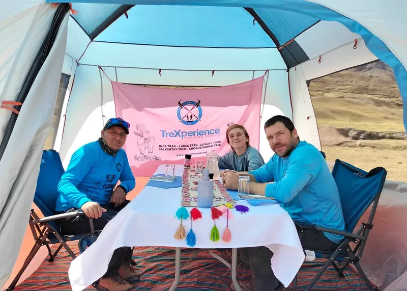 Picnic Lunch - Tour a la Montaña de Colores y Valle Rojo | TreXperience