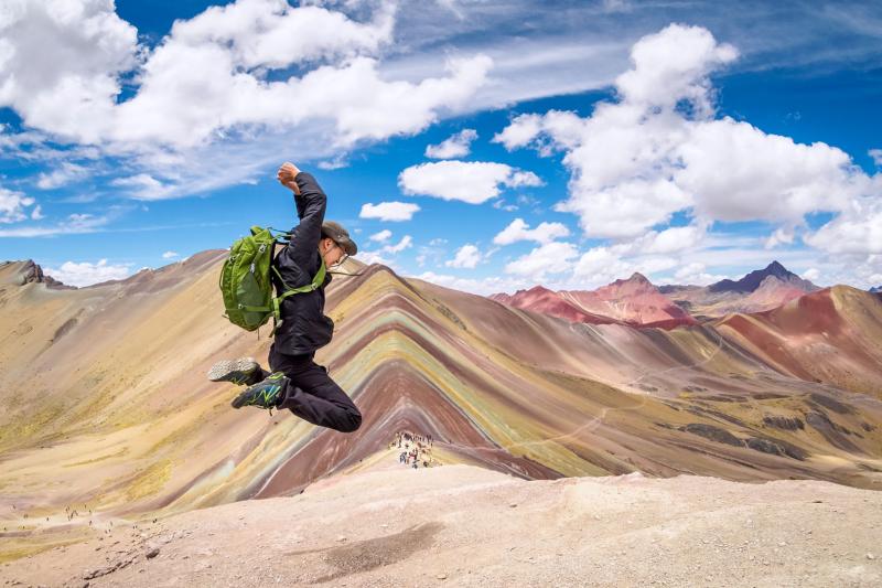 Hombre saltando en la Montaña Arcoiris | TreXperience