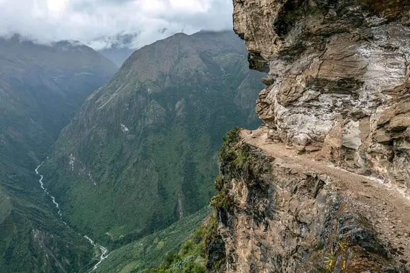 Borde de la montaña en el Choquequirao Trek | TreXperience