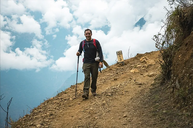 Persona caminando en Choquequirao - Tours a Choquequirao y Machu Picchu | TreXperience