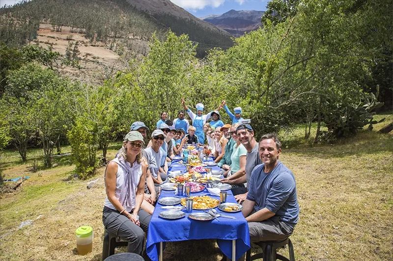 Personas comiendo en el Choquequirao Trek | TreXperience