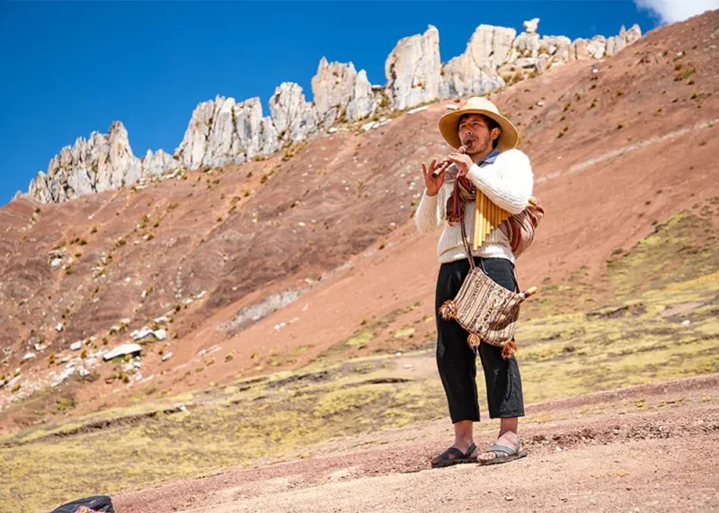 Local tocando la quena en Palcoyo 