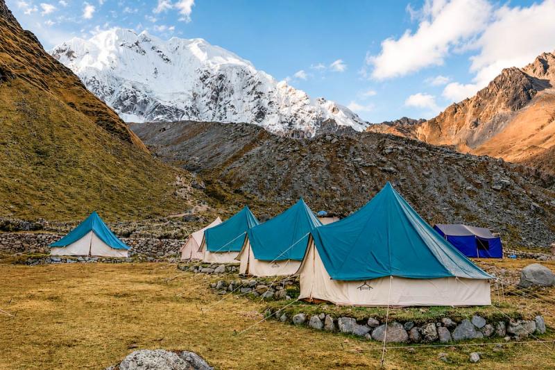 Turistas superando el abra Salkantay | TreXperience
