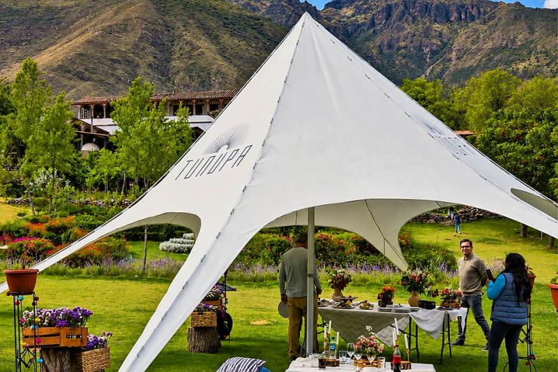 Carpa de sombra lista para un almuerzo tipo picnic en los jardines de Tunupa, Urubamba