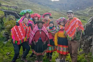 Grupo de personas en comunidades de Lares | TreXperience