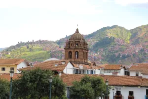 Buildings and mountains of Cusco city | Trexperience