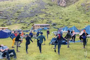 Grupo de personas en Salka Glamp durante la caminata Salkantay | TreXperience