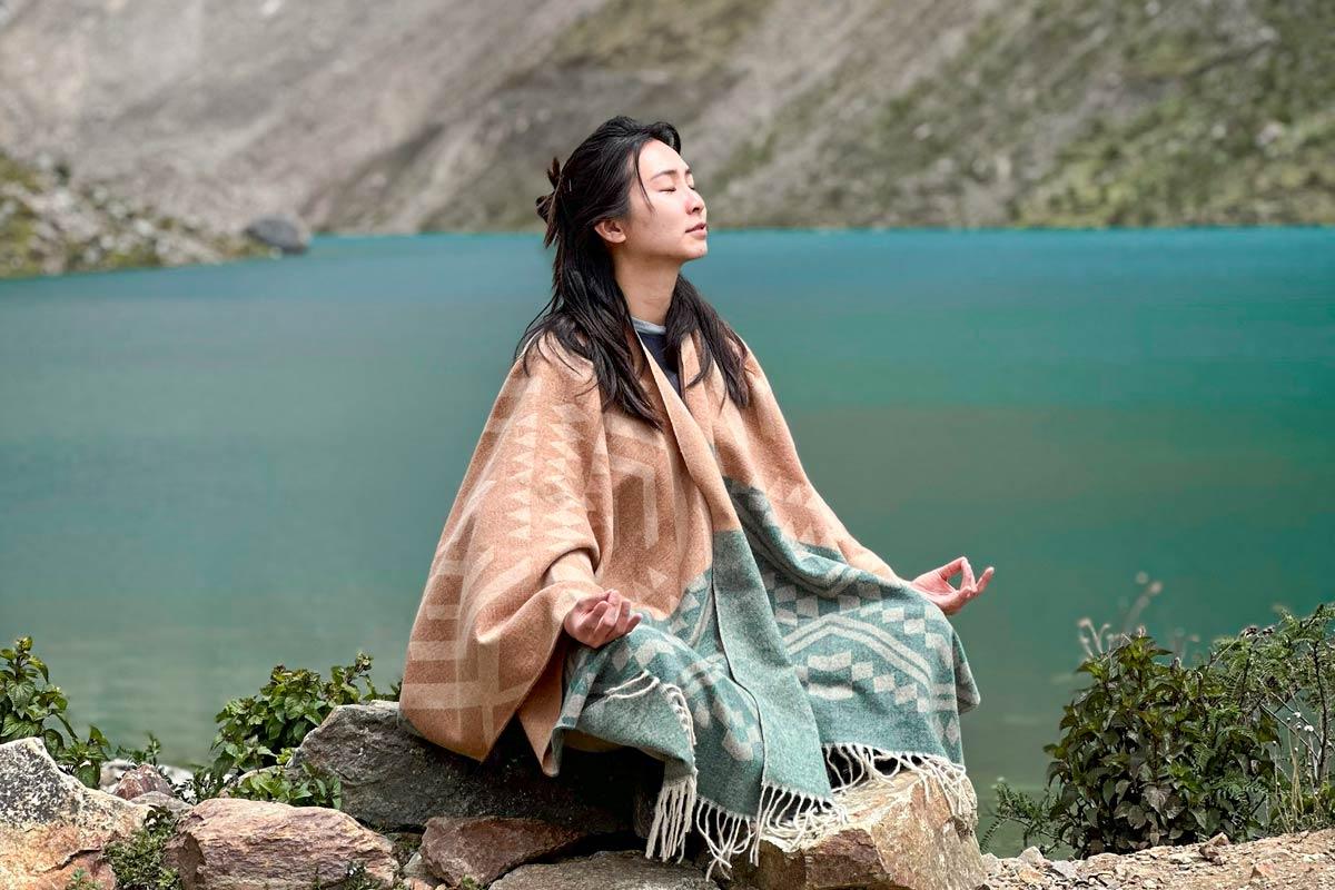 Meditando cerca a la Laguna Humantay | TreXperience