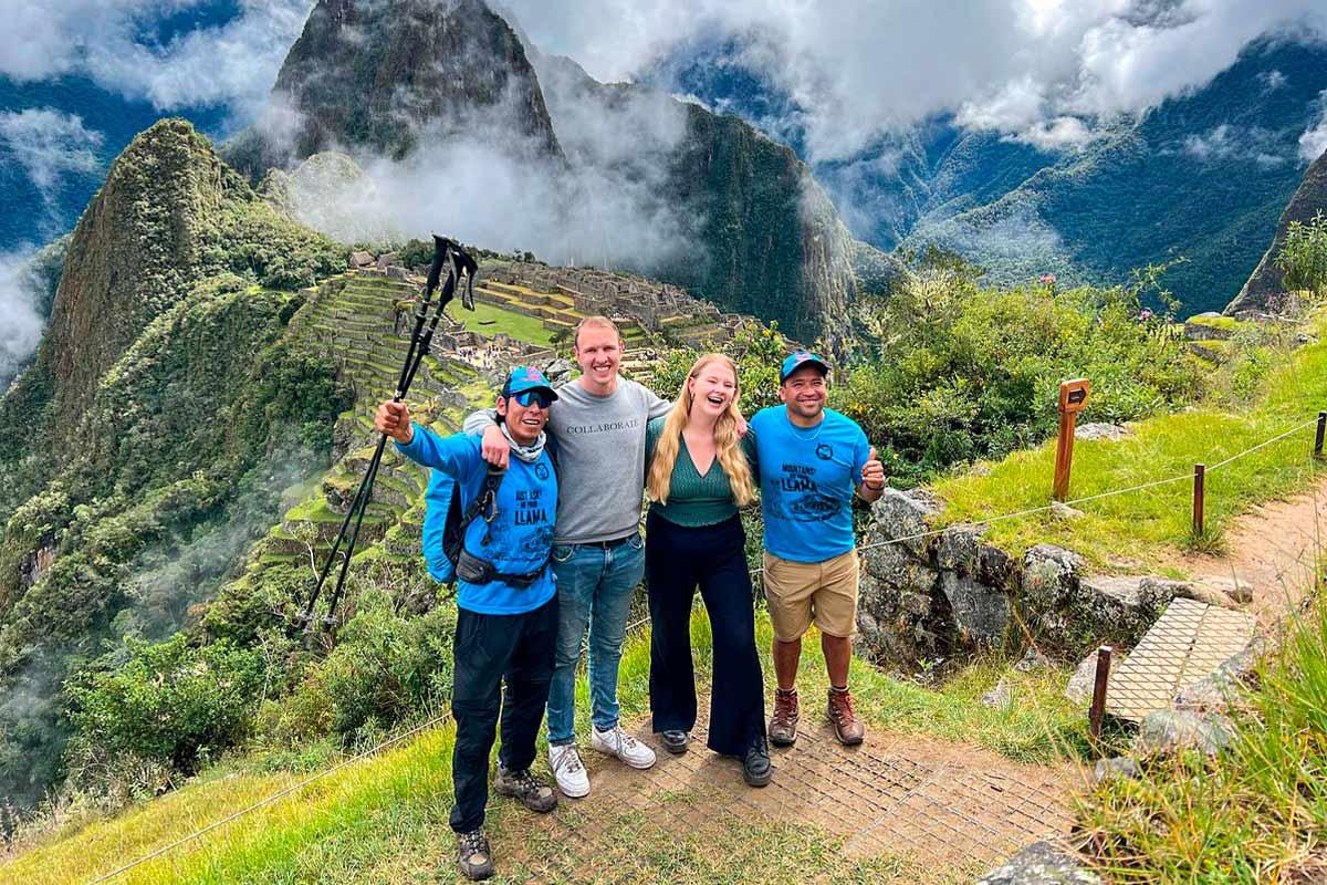 Amigos en Machu Picchu despues del Salkantay trek de lujo 5 dias