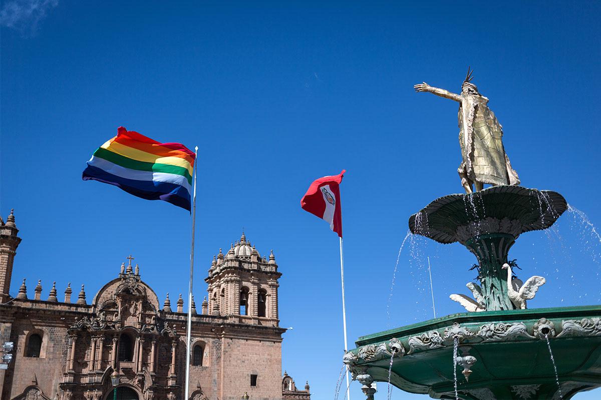 Cusco statue in the main square | TreXperience