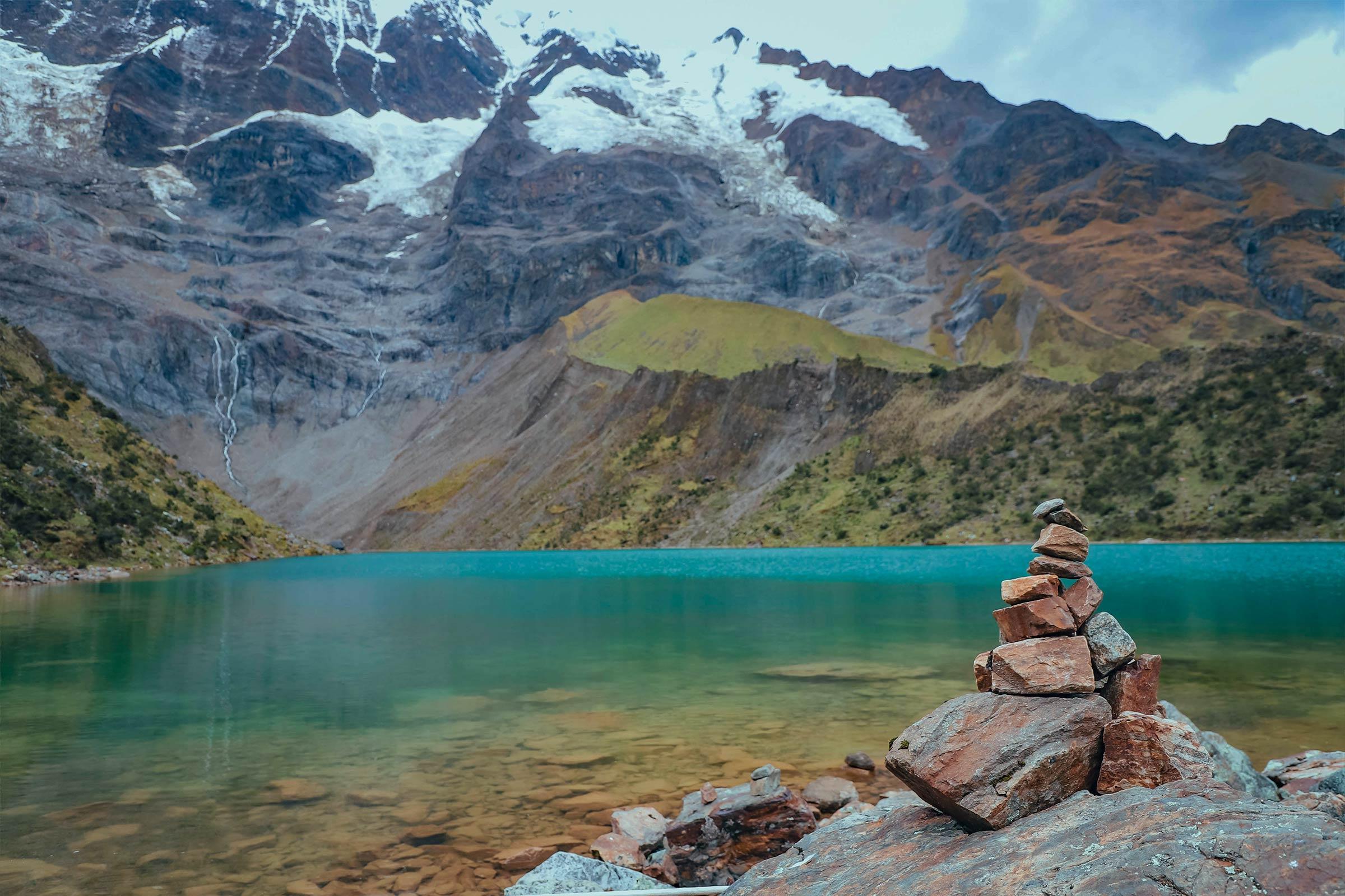 Laguna Humantay junto a una sagrada apacheta de piedras
