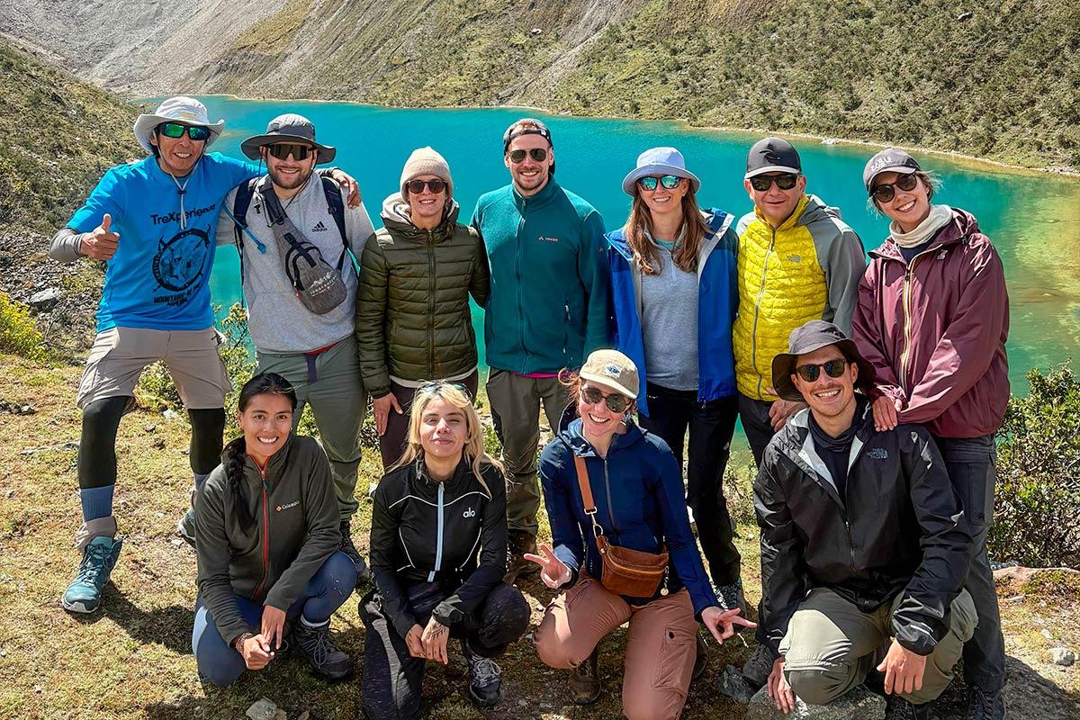 Grupo de senderistas en el lago Humantay