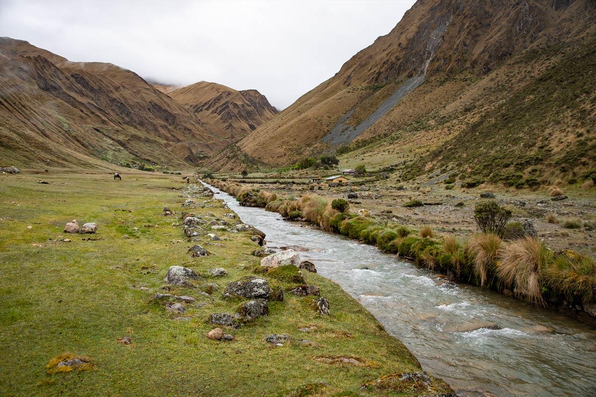 Canal de agua que transcurre en medio del campamento de Inca Canal