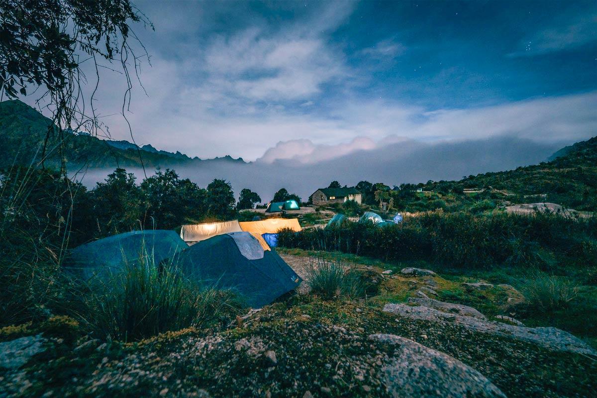 Campamento el Camino Inca en la noche entre montañas