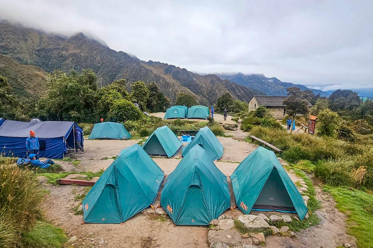 Campamento del Camino Inca entre montañas y vegetación