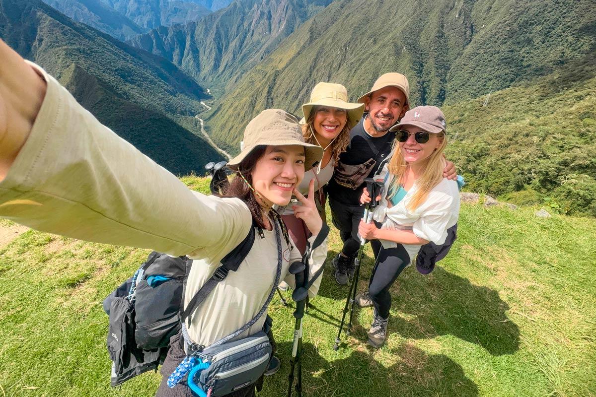 Selfie de excursionistas en el Camino Inca