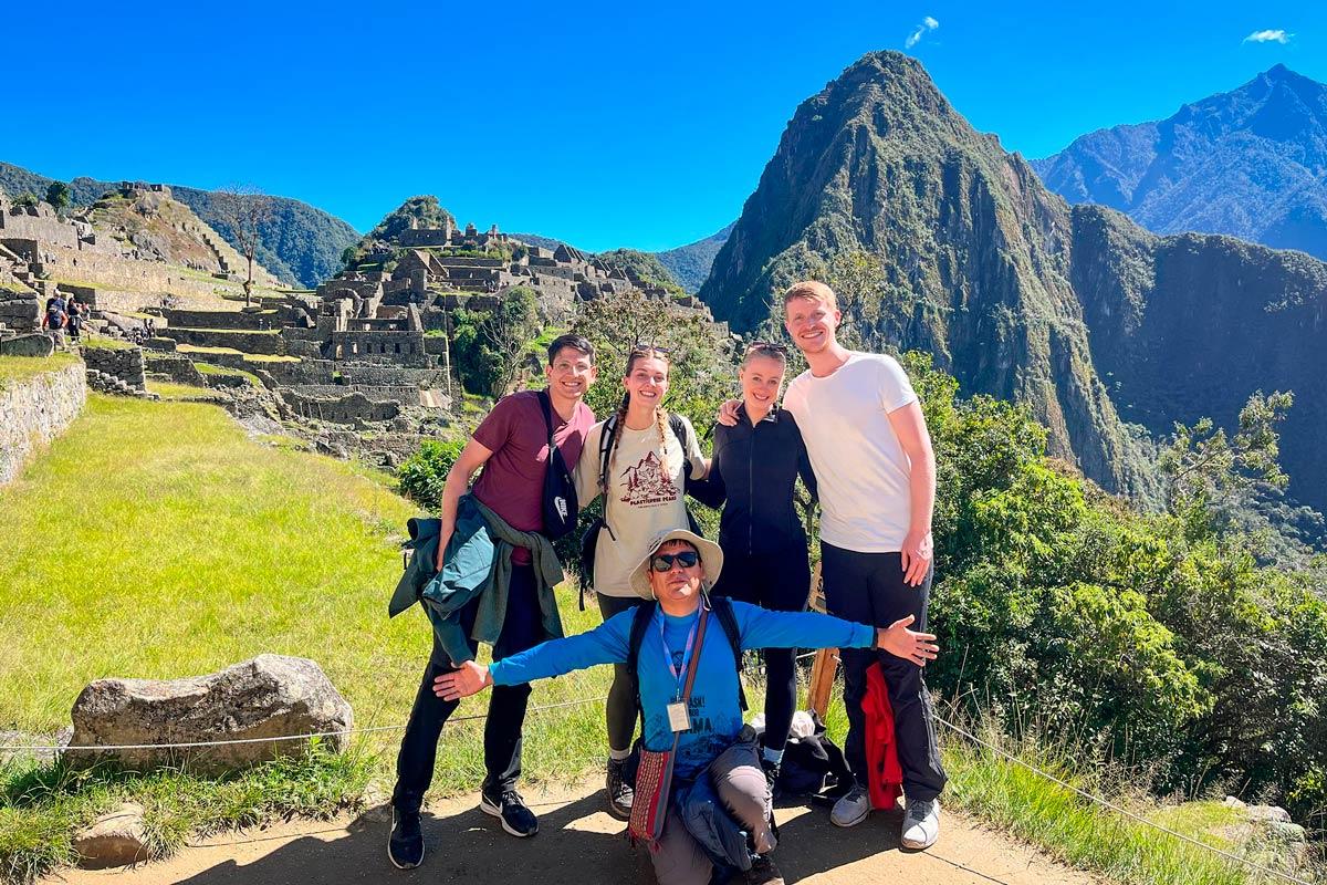 Viajeros posando en Machu Picchu