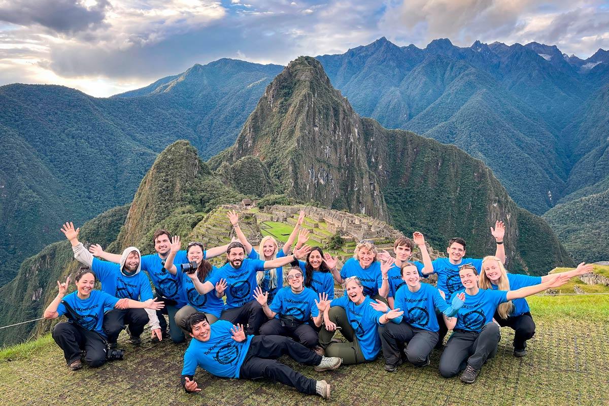 Grupo de viajeros frente a Machu Picchu