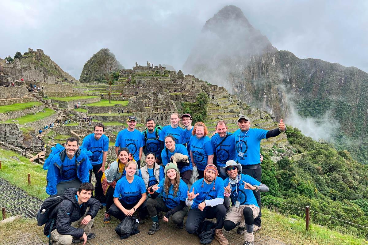 Grupo de viajeros en Machu Picchu