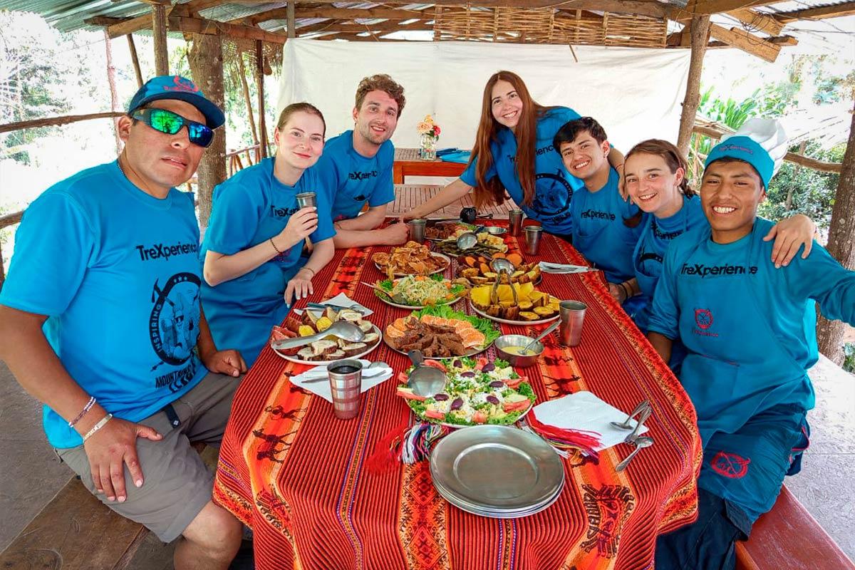 Viajeros disfrutando de la Pachamanca en la caminata Salkantay